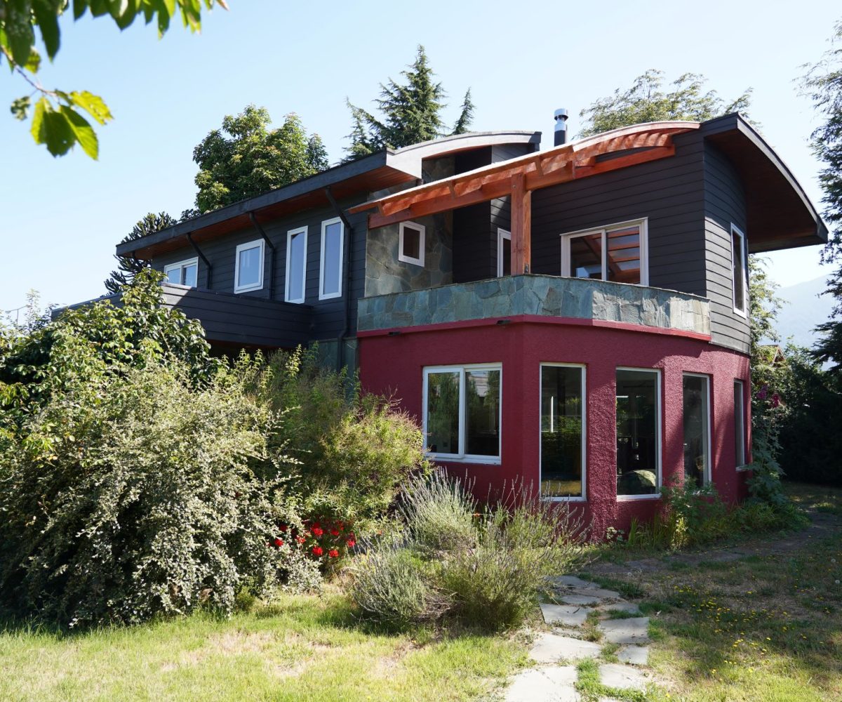 Quality house center Pucon bricks close to shopping mall school Villarrica bus terminal lider